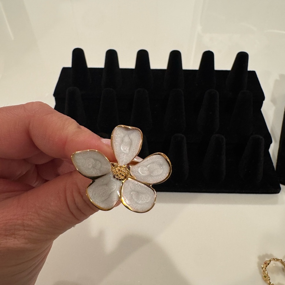 Elegant Gold and White Flower Ring 18k plate gold